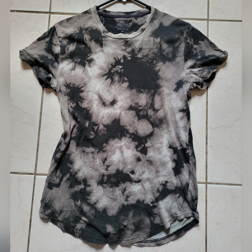 Hollister Black and Gray Curved Hem Tee - Picture 1 of 6
